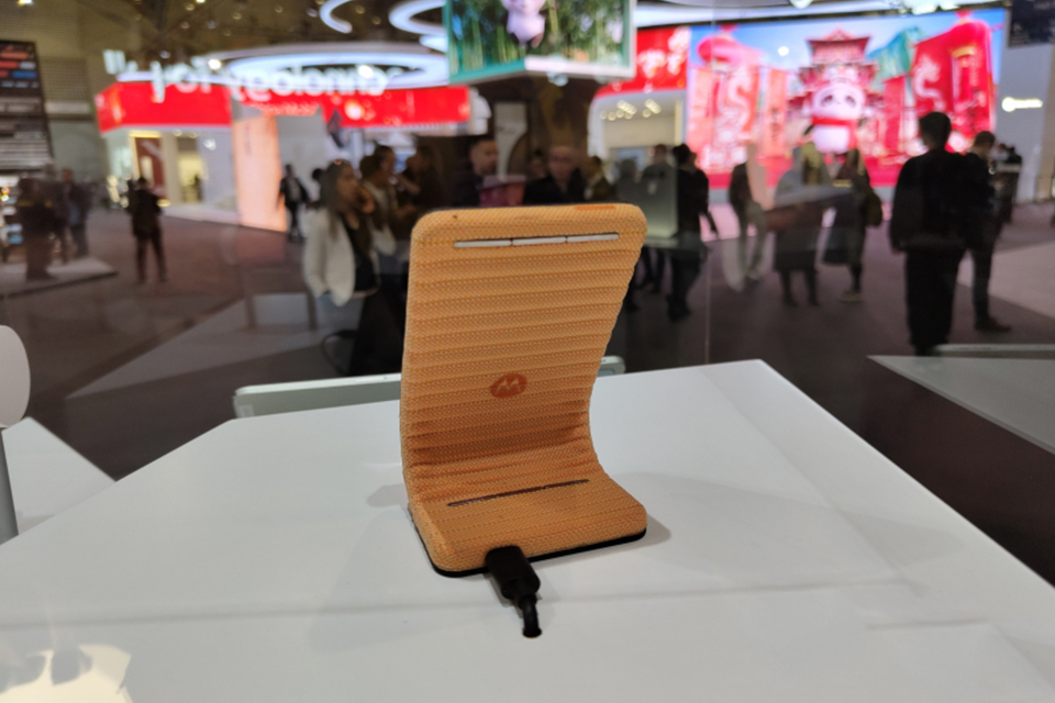 'Độc lạ' smartphone uốn dẻo đeo trên tay của Motorola- Ảnh 4. 'Độc lạ' smartphone uốn dẻo đeo trên tay của Motorola- Ảnh 4.