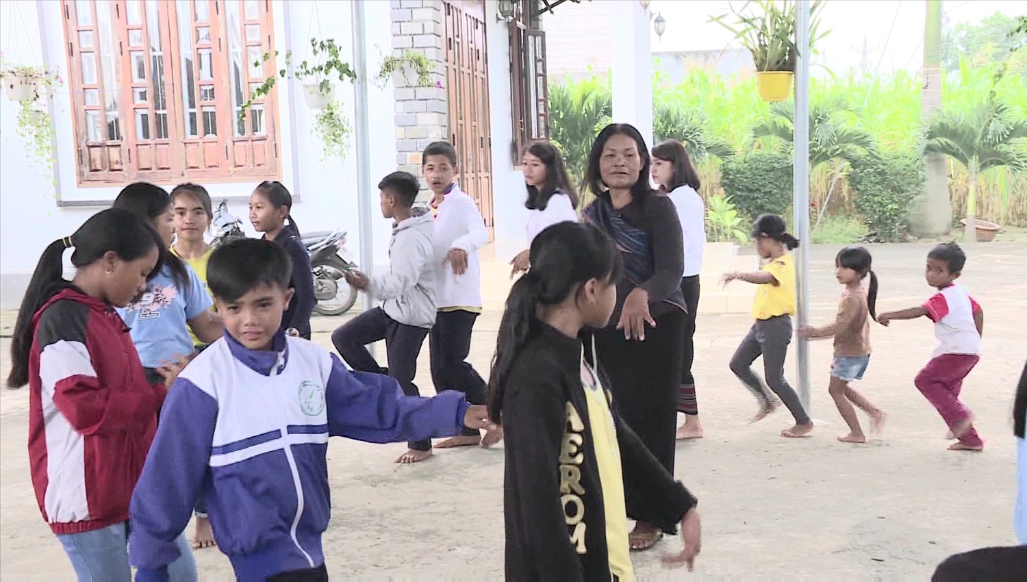 Nghệ nhân Ưu tú Tou Neh Ma Bio hướng dẫn thế hệ trẻ người Chu Ru trình diễn vũ điệu tămya – ariya. Nghệ nhân Ưu tú Tou Neh Ma Bio hướng dẫn thế hệ trẻ người Chu Ru trình diễn vũ điệu tămya – ariya.