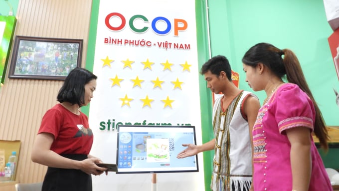 dscn0310-161429_49.jpg Ngoài hình thức bán trực tiếp, hầu hết các sản phẩm đều có mã QR để truy xuất nguồn gốc, đây là nền tảng để S’Tiêng Farm số hoá trong bán hàng trực tuyến. Ảnh: Trần Trung.