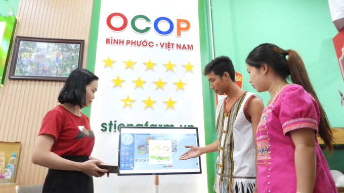 Ngoài hình thức bán trực tiếp, hầu hết các sản phẩm đều có mã QR để truy xuất nguồn gốc, đây là nền tảng để S’Tiêng Farm số hoá trong bán hàng trực tuyến. Ảnh: Trần Trung.