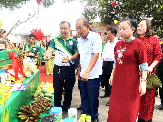 ok-161813_401.jpg Nguyên Phó Thủ tướng Chính phủ Trương Hoà Bình cùng lãnh đạo tỉnh Bình Phước thăm và động viên S'Tiêng Farm. Ảnh: Trần Trung.