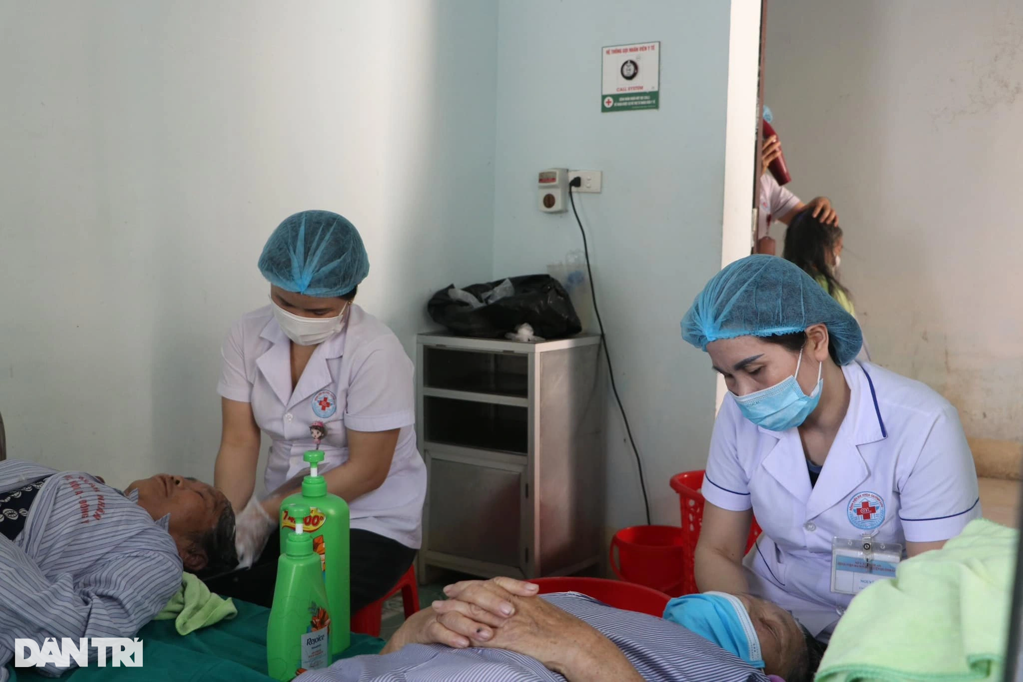 Nữ điều dưỡng gội đầu cho bệnh nhân - 3 Nữ điều dưỡng gội đầu cho bệnh nhân - 3