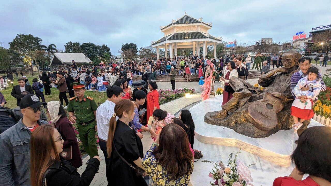 Hàng trăm người dân xứ Huế yêu mến nhạc sĩ họ Trịnh đã đổ về công viên Trịnh Công Sơn để cùng tham gia lễ khánh thành tượng cũng như lắng nghe buổi biểu diễn nhân dịp kỷ niệm 85 năm ngày sinh cố nhạc sĩ - Ảnh: NHẬT LINH