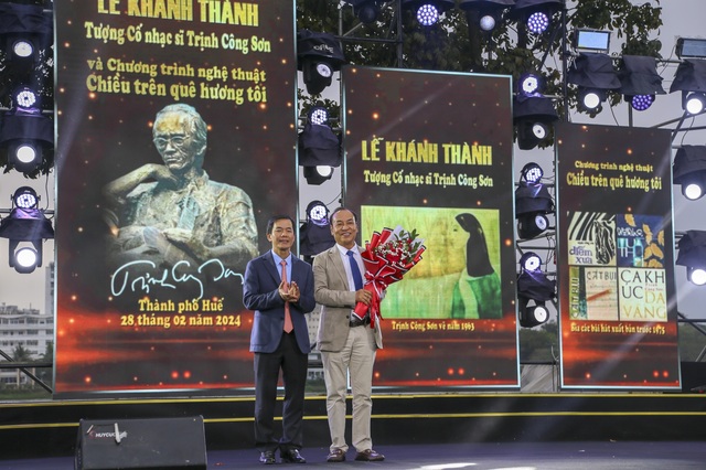 Khánh thành tượng nghệ thuật nhạc sĩ Trịnh Công Sơn bên sông Hương - Ảnh 2. Khánh thành tượng nghệ thuật nhạc sĩ Trịnh Công Sơn bên sông Hương - Ảnh 2.