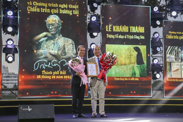 Khánh thành tượng nghệ thuật nhạc sĩ Trịnh Công Sơn bên sông Hương - Ảnh 5. Khánh thành tượng nghệ thuật nhạc sĩ Trịnh Công Sơn bên sông Hương - Ảnh 5.