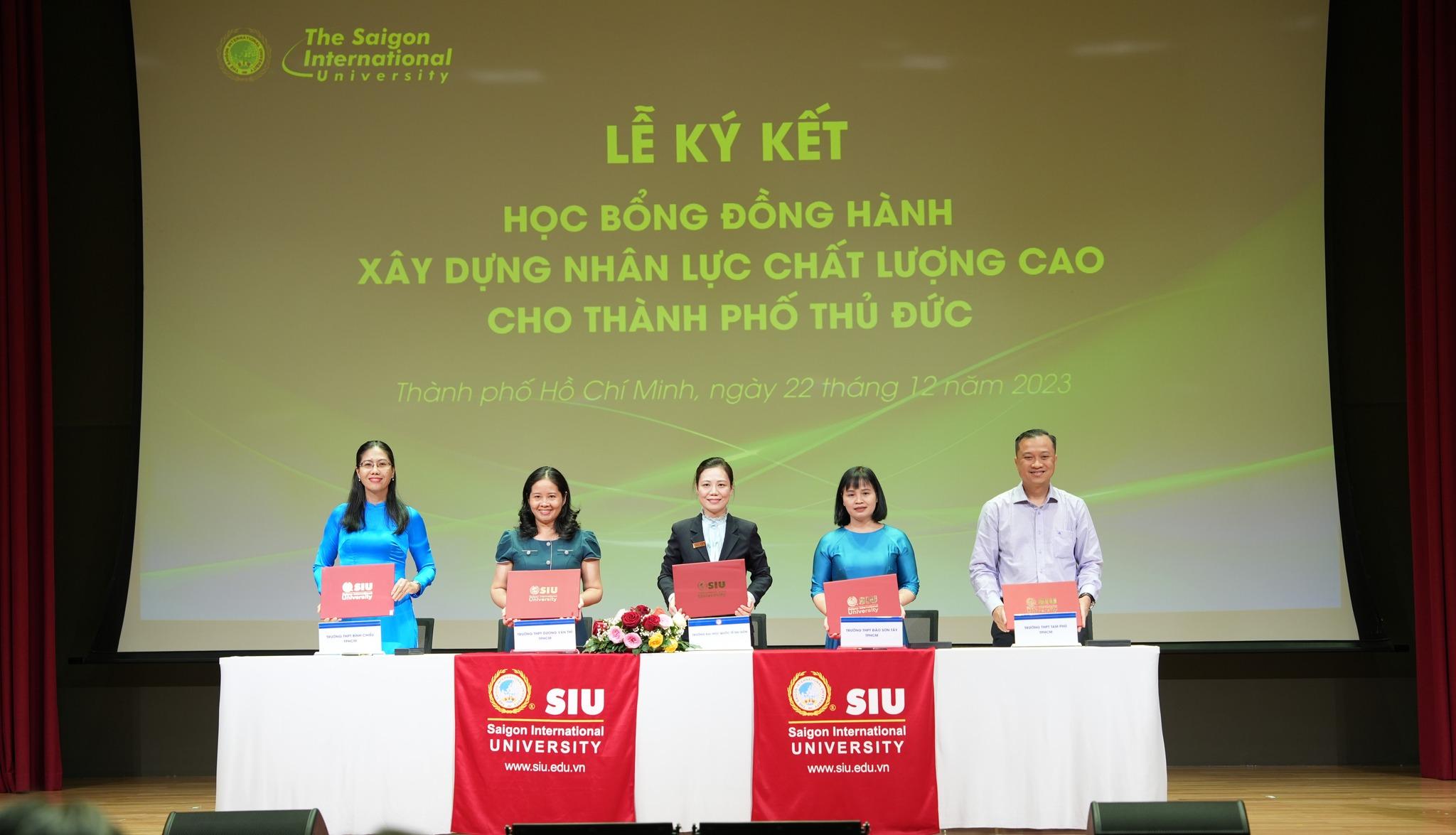 Vừa qua, SIU đã tiến hành ký kết chương trình học bổng này với một số trường THPT trên địa bàn TP.Thủ Đức Vừa qua, SIU đã tiến hành ký kết chương trình học bổng này với một số trường THPT trên địa bàn TP.Thủ Đức