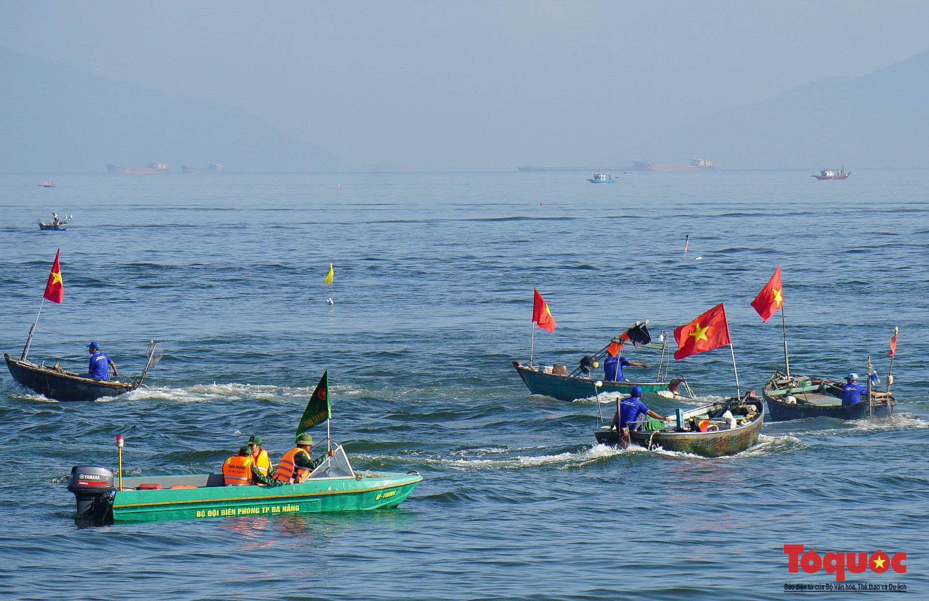 Du khách hào hứng tham gia lễ hội cầu ngư tại Đà Nẵng - Ảnh 3. Du khách hào hứng tham gia lễ hội cầu ngư tại Đà Nẵng - Ảnh 3.