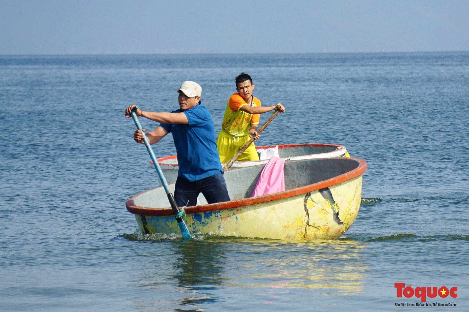 Du khách hào hứng tham gia lễ hội cầu ngư tại Đà Nẵng - Ảnh 6. Du khách hào hứng tham gia lễ hội cầu ngư tại Đà Nẵng - Ảnh 6.