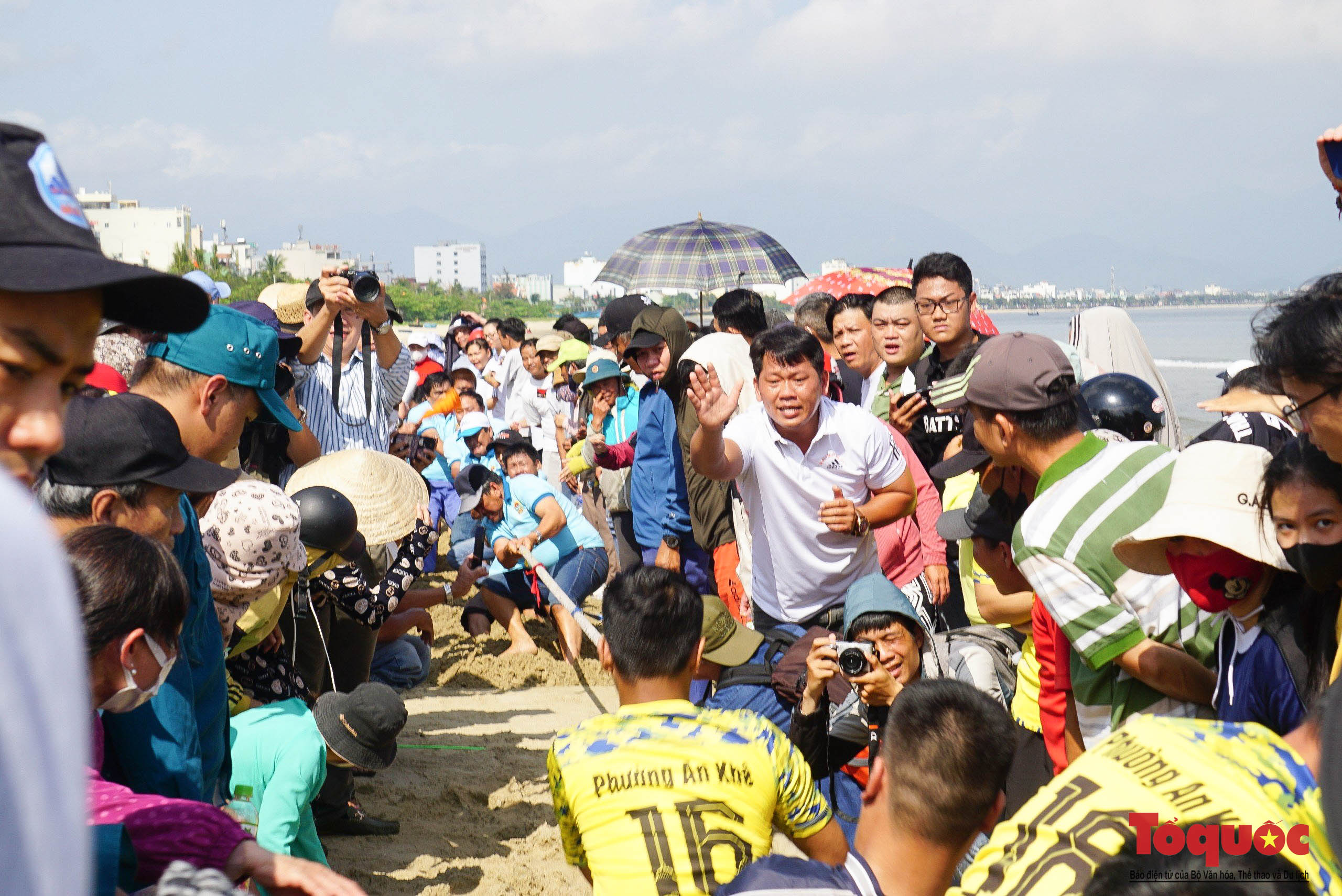 Du khách hào hứng tham gia lễ hội cầu ngư tại Đà Nẵng - Ảnh 7. Du khách hào hứng tham gia lễ hội cầu ngư tại Đà Nẵng - Ảnh 7.