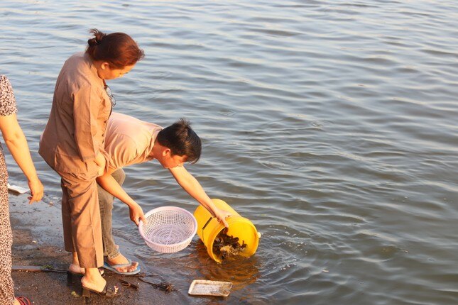 Cận cảnh bắt cá phóng sinh bán lại cho người đi thả ở sát sông Sài Gòn ảnh 4
