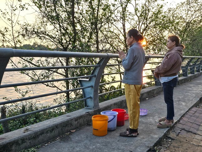 Cận cảnh bắt cá phóng sinh bán lại cho người đi thả ở sát sông Sài Gòn ảnh 5
