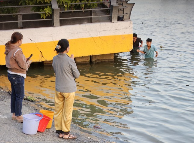 Cận cảnh bắt cá phóng sinh bán lại cho người đi thả ở sát sông Sài Gòn ảnh 11