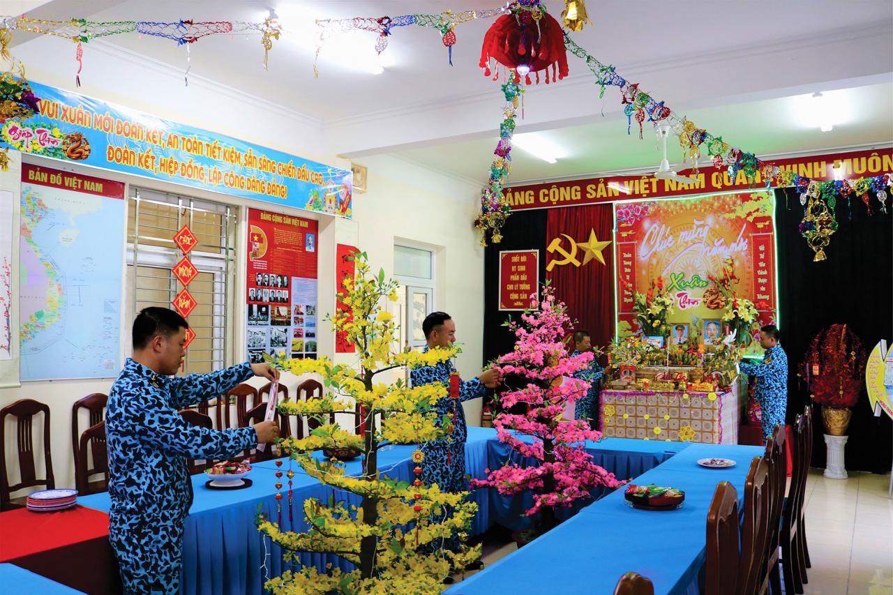 2-can-bo-thuy-thu-trang-tri-phong-don-xuan-815 - Vietnam.vn 2 can bo thuy thu trang tri phong don xuan.jpg