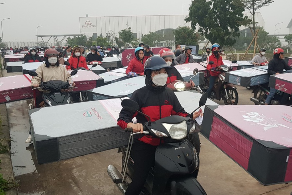 2.000 công nhân bất ngờ nhận quà to đùng: Thưởng Tết bằng sản phẩm? - 1 2.000 công nhân bất ngờ nhận quà to đùng: Thưởng Tết bằng sản phẩm? - 1