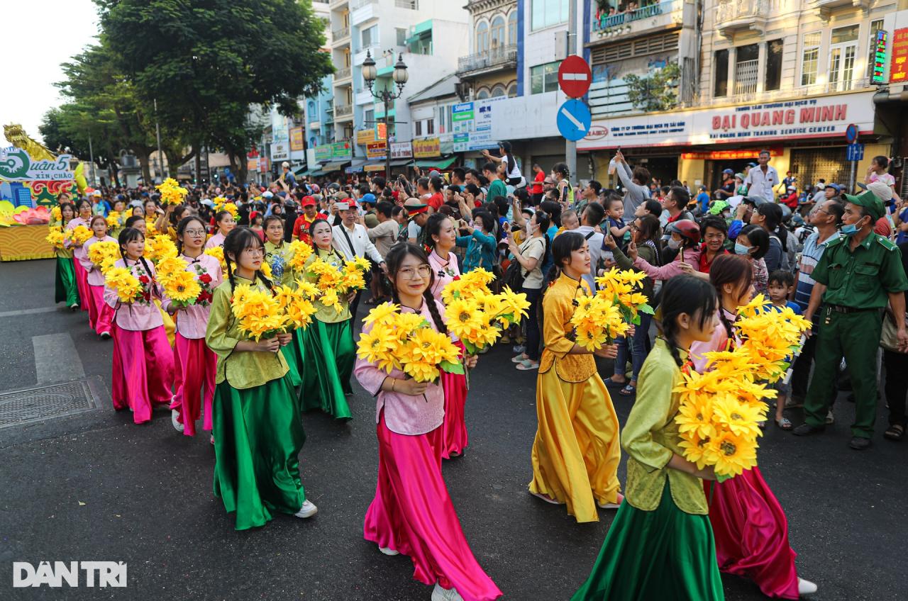 Tiên nữ xuống phố hòa vào Lễ hội Tết Nguyên tiêu ở TPHCM - 8 Tiên nữ xuống phố hòa vào Lễ hội Tết Nguyên tiêu ở TPHCM - 8