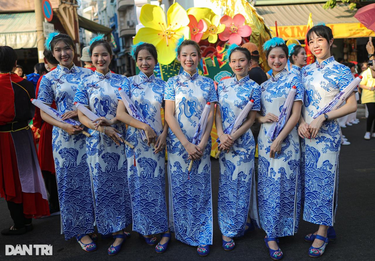 Tiên nữ xuống phố hòa vào Lễ hội Tết Nguyên tiêu ở TPHCM - 2 Tiên nữ xuống phố hòa vào Lễ hội Tết Nguyên tiêu ở TPHCM - 2