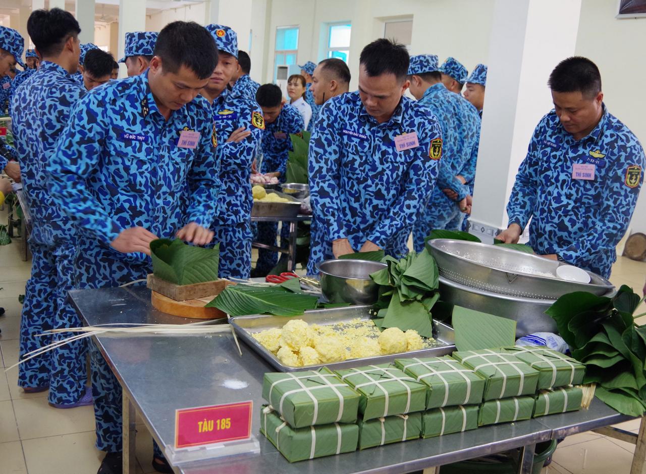 3-can-bo-thuy-thu-tau-185-tham-gia-hoi-thi-banh-chung-xanh-812 - Vietnam.vn 3 can bo thuy thu tau 185 tham gia hoi thi banh chung xanh.jpg