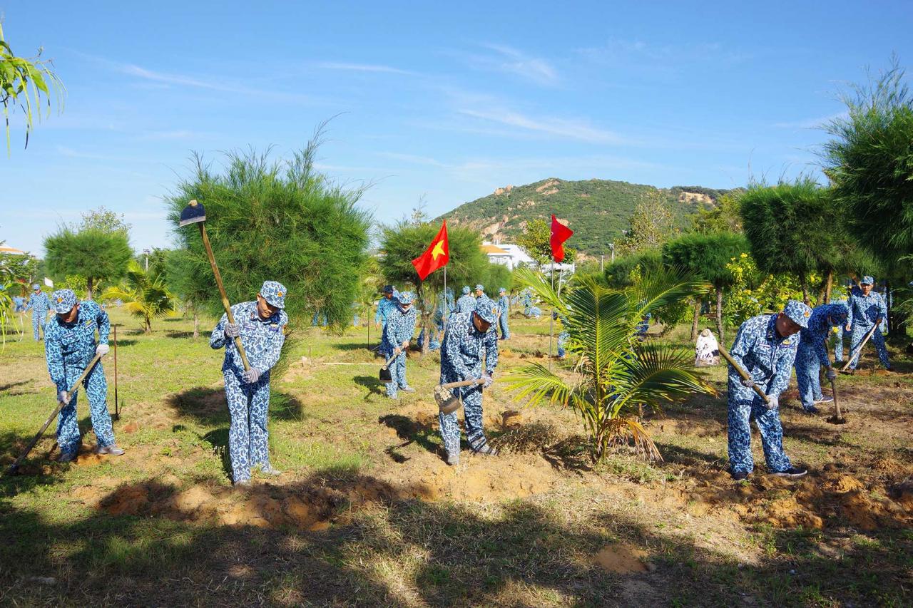 4-can-bo-chien-si-lu-doan-to-chuc-cai-tao-canh-quan-moi-truong-811 - Vietnam.vn 4 can bo chien si lu doan to chuc cai tao canh quan moi truong.jpg