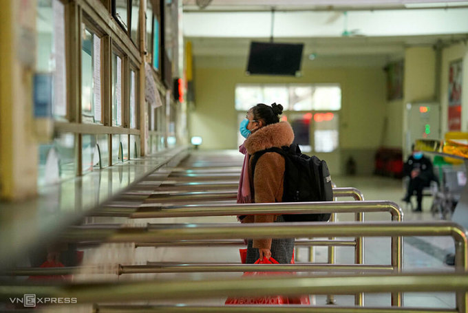 Người dân mua vé về quê tại Bến xe Mỹ Đình (Hà Nội) dịp Tết. Ảnh: Phạm Chiểu