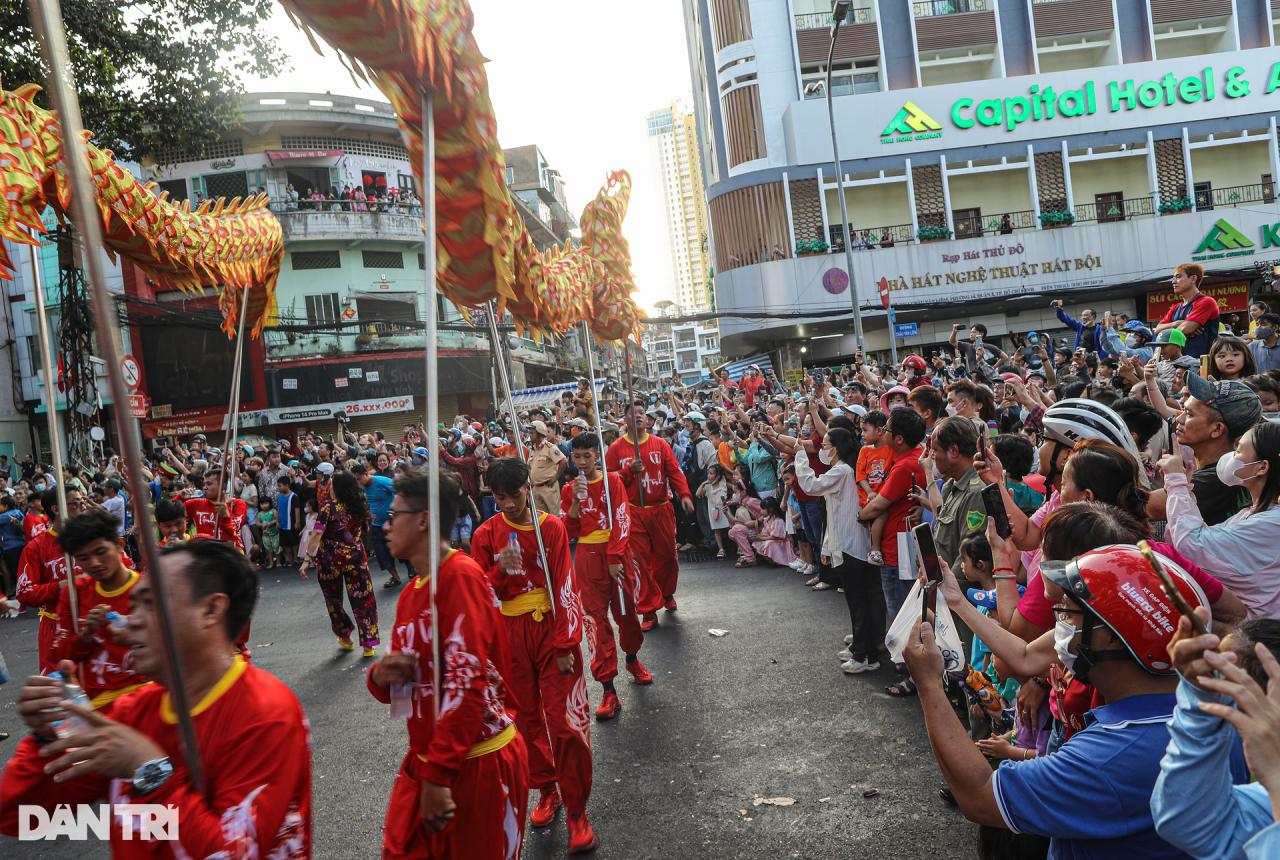 Tiên nữ xuống phố hòa vào Lễ hội Tết Nguyên tiêu ở TPHCM - 12 Tiên nữ xuống phố hòa vào Lễ hội Tết Nguyên tiêu ở TPHCM - 12