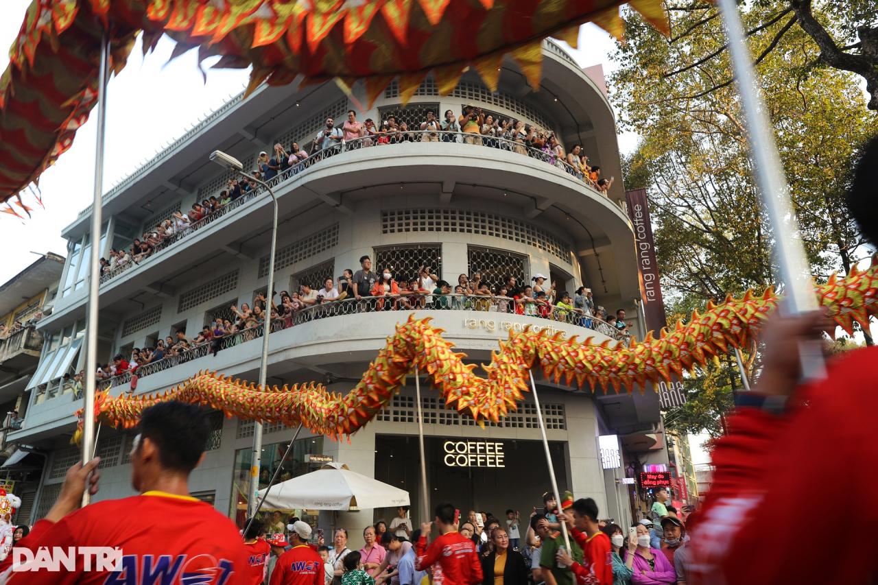 Tiên nữ xuống phố hòa vào Lễ hội Tết Nguyên tiêu ở TPHCM - 13 Tiên nữ xuống phố hòa vào Lễ hội Tết Nguyên tiêu ở TPHCM - 13