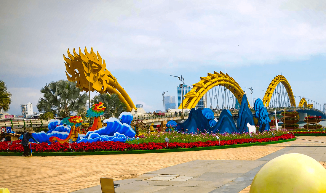 Đủ loại rồng con cuồn cuộn quanh 'rồng mẹ' ở Đà Nẵng- Ảnh 2. Linh vật rồng nhỏ lướt sóng được nhiều người thích thú bởi vẻ ngoài đáng yêu - Ảnh: MỸ DUNG