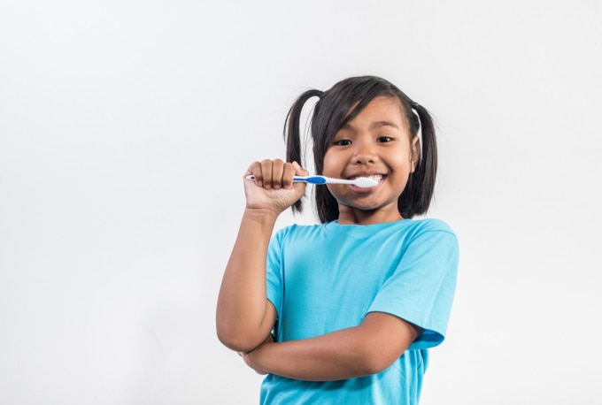 Giữ gìn vệ sinh răng miệng sạch sẽ là cách quan trọng để giúp trẻ hạn chế sâu răng. Ảnh: Freepik