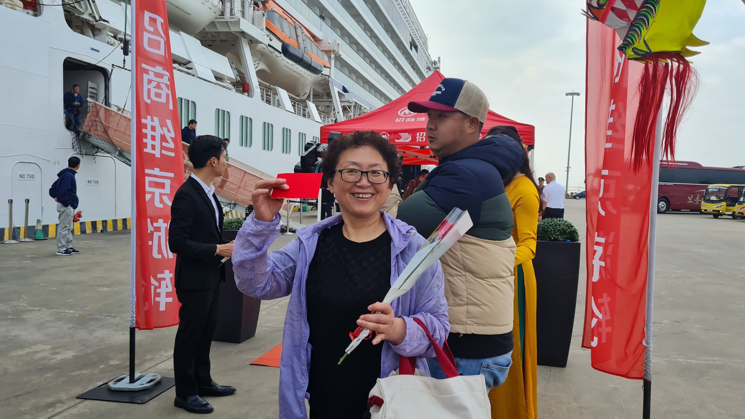 600 khách Trung Quốc hồ hởi nhận lì xì, hoa hồng khi tới Hạ Long - Ảnh 1.