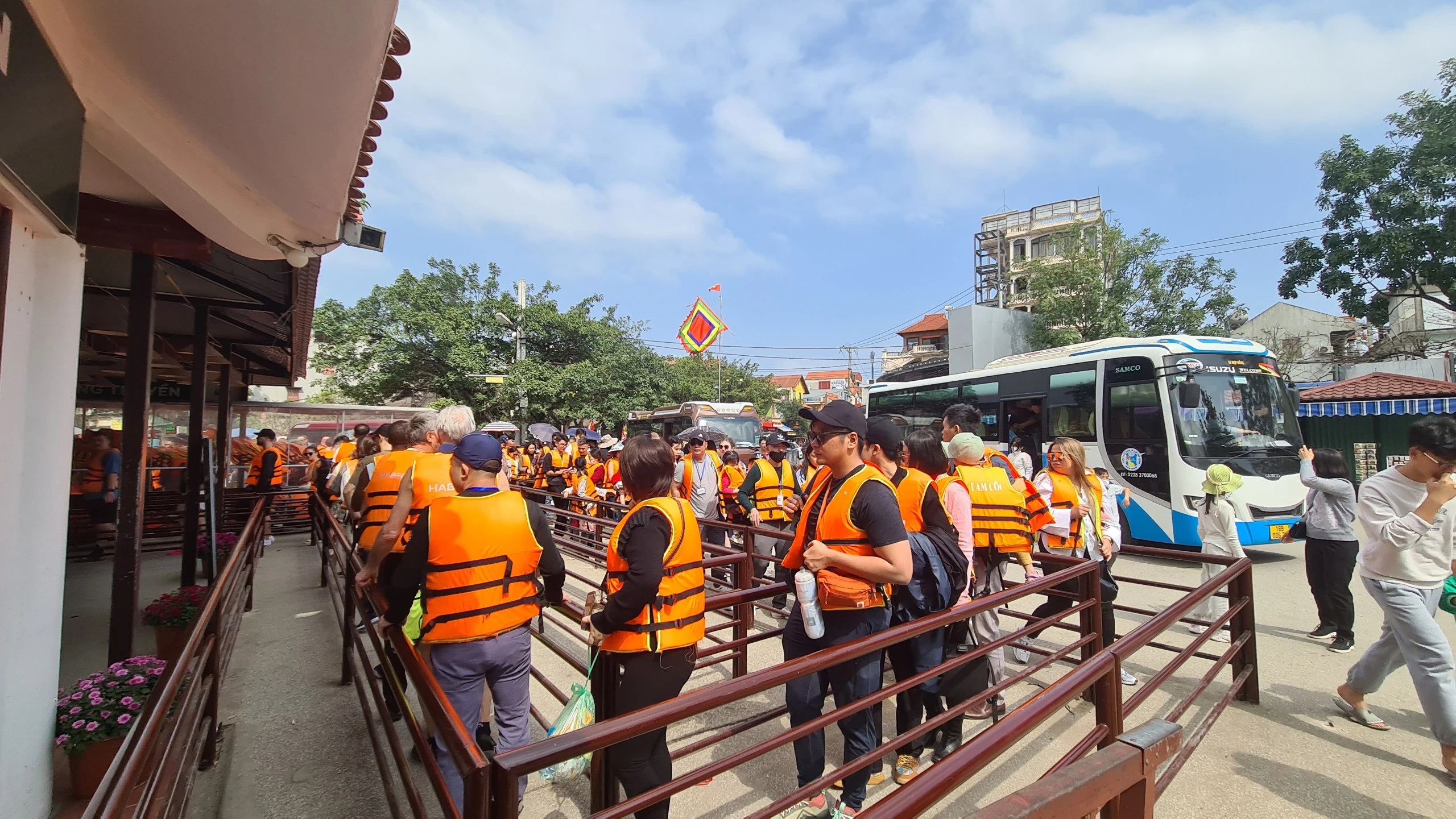 7 ngày Tết, Thanh Hóa và Ninh Bình thu hơn 1.400 tỷ đồng từ du lịch- Ảnh 2. 7 ngày Tết, Thanh Hóa và Ninh Bình thu hơn 1.400 tỷ đồng từ du lịch- Ảnh 2.