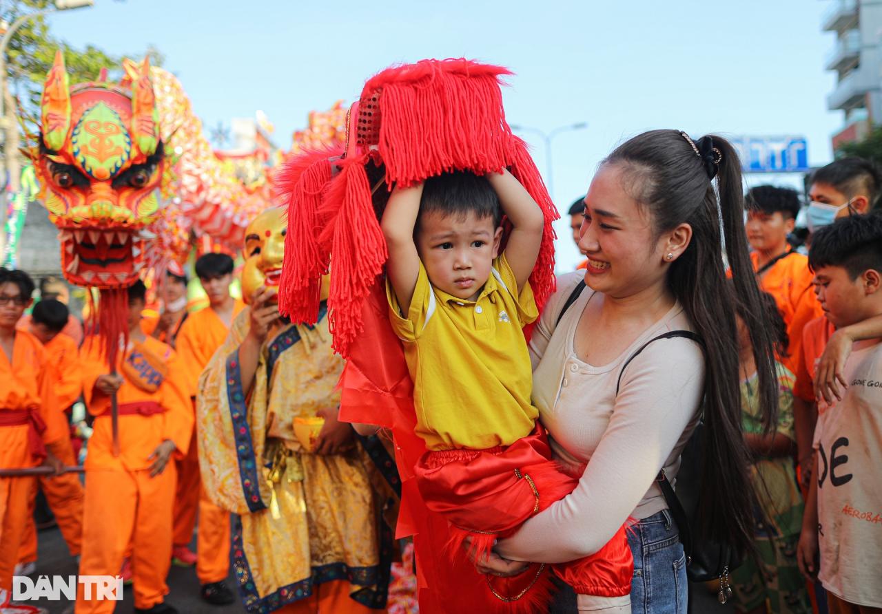 Tiên nữ xuống phố hòa vào Lễ hội Tết Nguyên tiêu ở TPHCM - 5 Tiên nữ xuống phố hòa vào Lễ hội Tết Nguyên tiêu ở TPHCM - 5