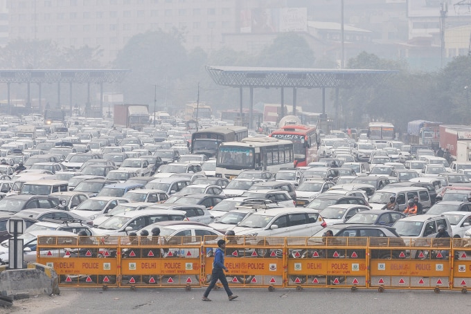 Tắc đường ở cao tốc New Delhi - Gurgaon Sirhaul ngày 13/2 vì nông dân biểu tình. Ảnh: AFP