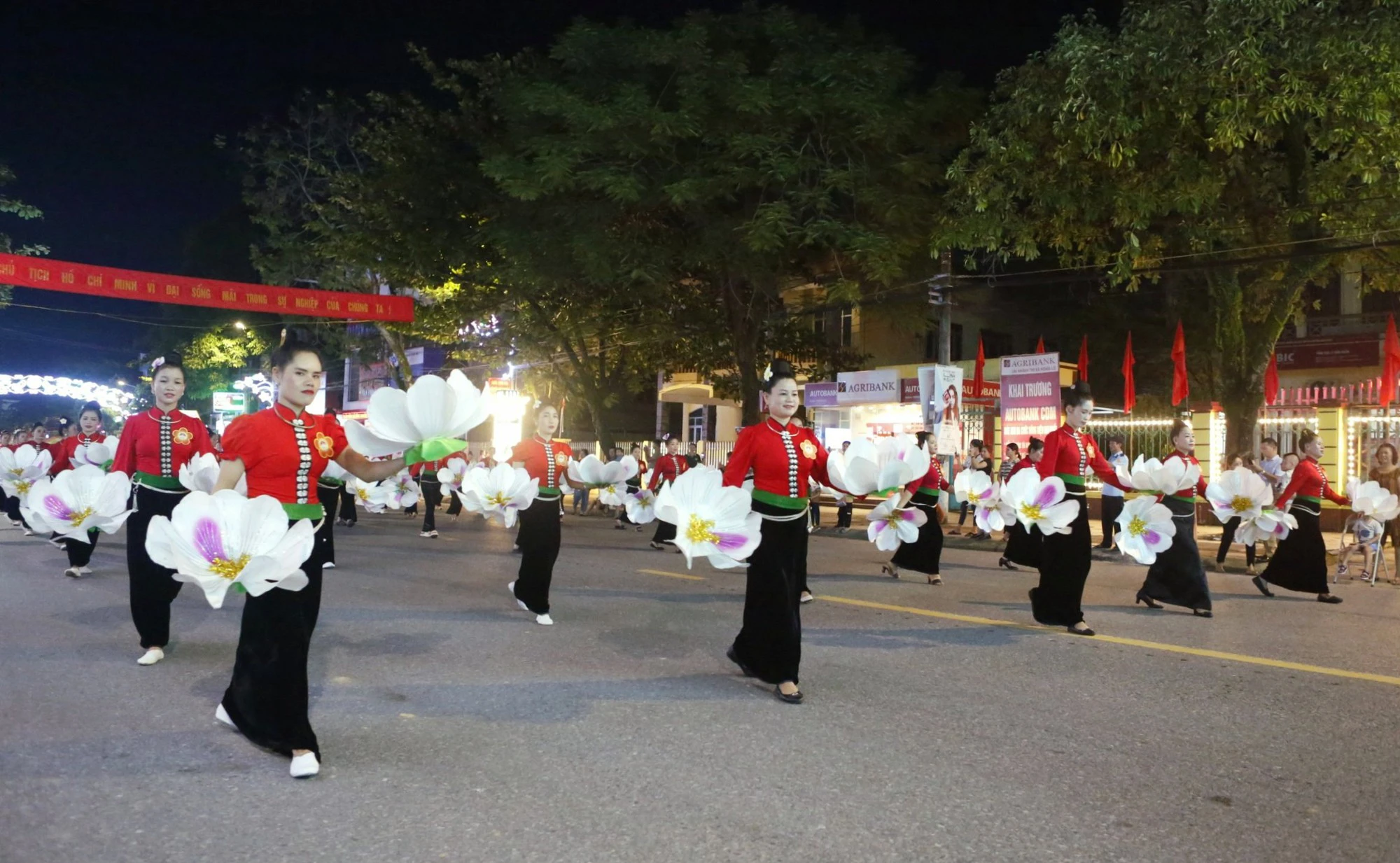 Ấn tượng màn đại xòe 2023 người tham gia ở Yên Bái - Ảnh 2. Ấn tượng màn đại xòe 2023 người tham gia ở Yên Bái - Ảnh 2.