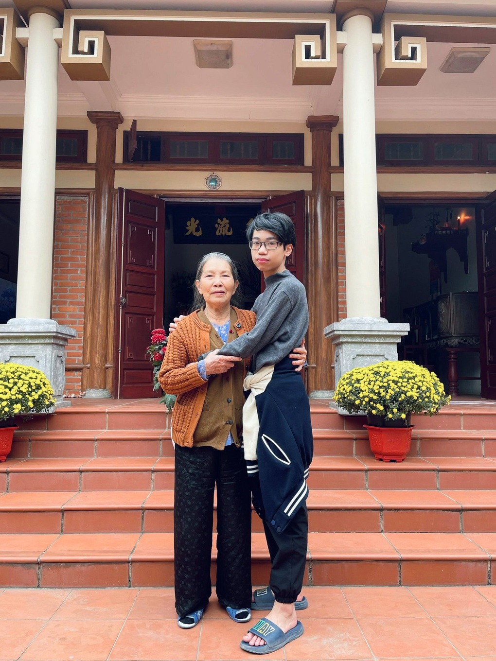 Bà ngoại 90 tuổi dúi tiền cho cháu trai đốn tim cư dân mạng - 1 Bà ngoại 90 tuổi dúi tiền cho cháu trai đốn tim cư dân mạng - 1