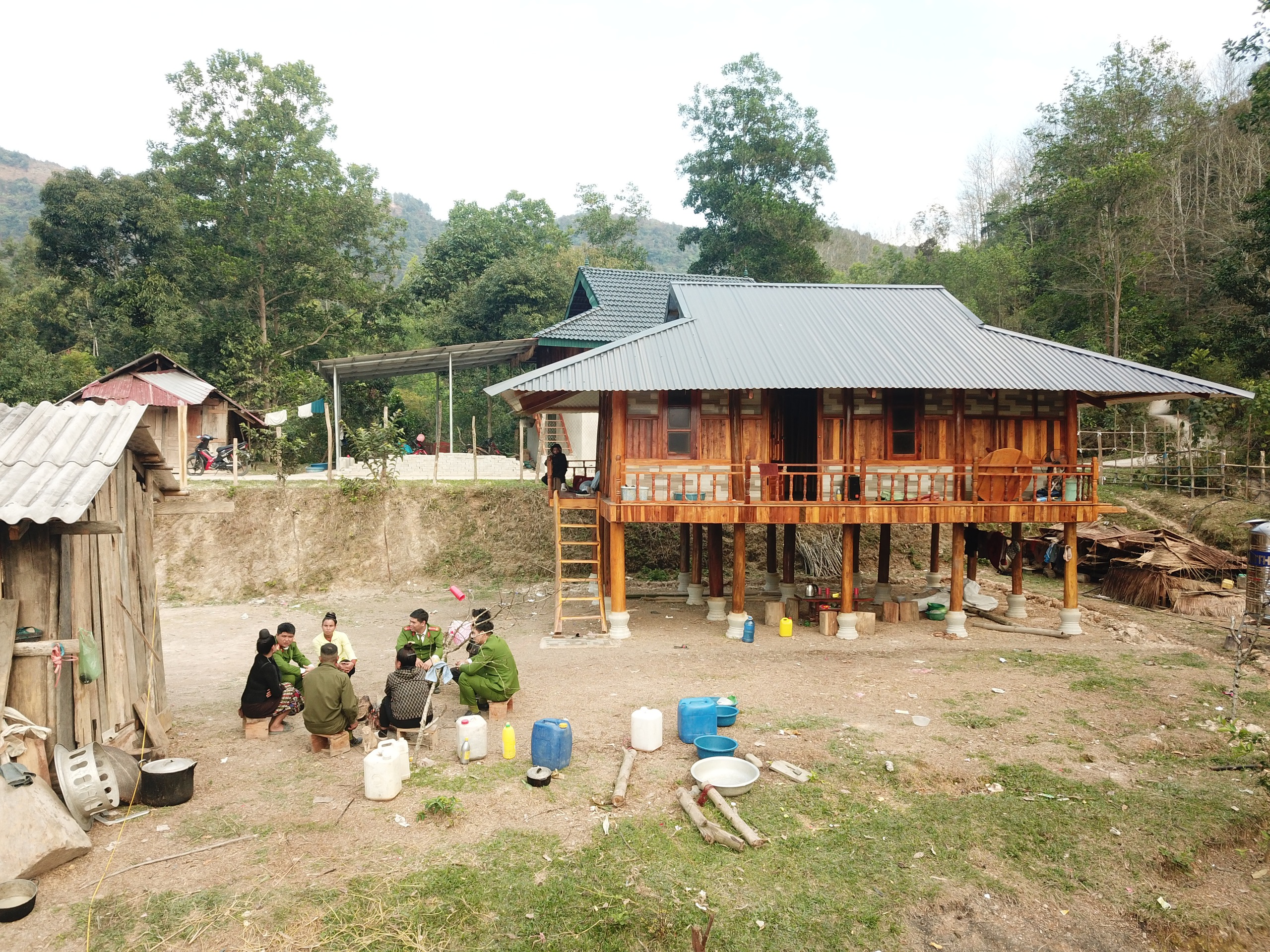 Bài trừ tà đạo 'Bà cô Dợ' tự xưng sinh ra Chúa để truyền dị giáo- Ảnh 1. Bài trừ tà đạo 'Bà cô Dợ' tự xưng sinh ra Chúa để truyền dị giáo- Ảnh 1.