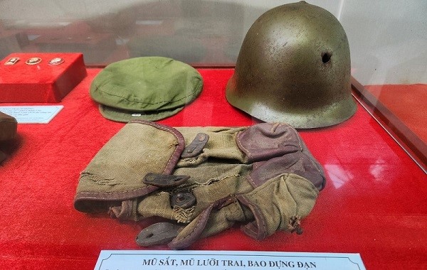 Bao-Tang-01-01-3 - Vietnam.vn Mũ sắt, mũ lưỡi trai, bao đựng đạn của quân địch đã dùng khi xâm lược Việt Nam tháng 2.1979. Ảnh Trường Nguyên (chụp tư liệu tại Bảo tàng)