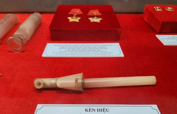 Bao-Tang-1-01-01-3 - Vietnam.vn Kèn hiệu quân địch đã dùng làm hiệu lệnh tấn công trong cuộc chiến năm 1979. Ảnh Trường Nguyên (chụp tư liệu tại Bảo tàng)
