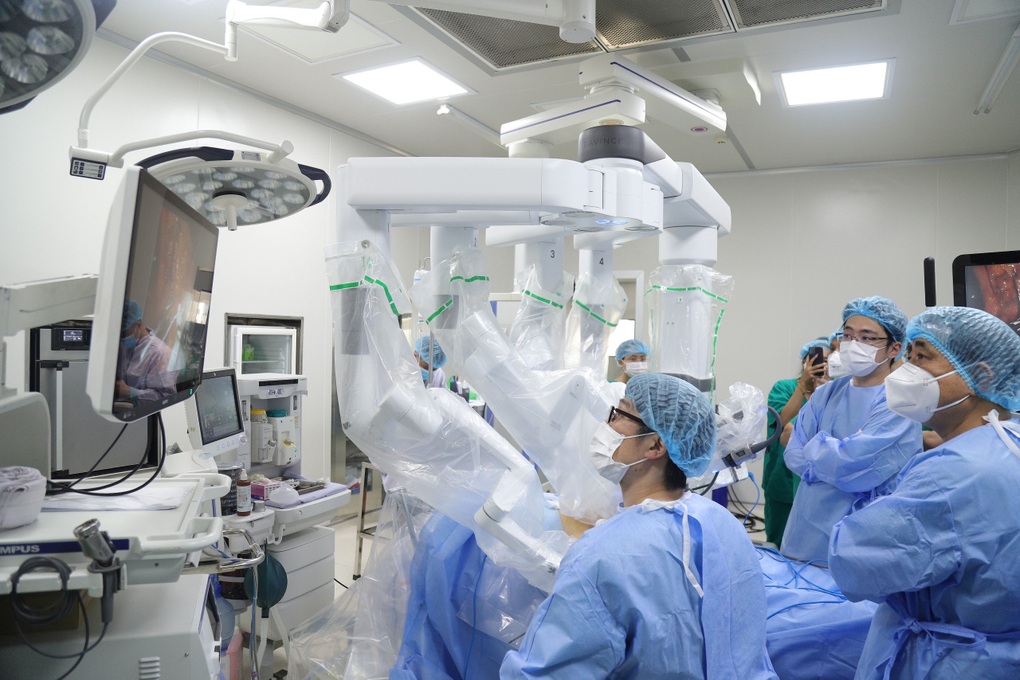 Bệnh nhân ung thư được mổ cắt gan bằng robot hiện đại - 1 Bệnh nhân ung thư được mổ cắt gan bằng robot hiện đại - 1