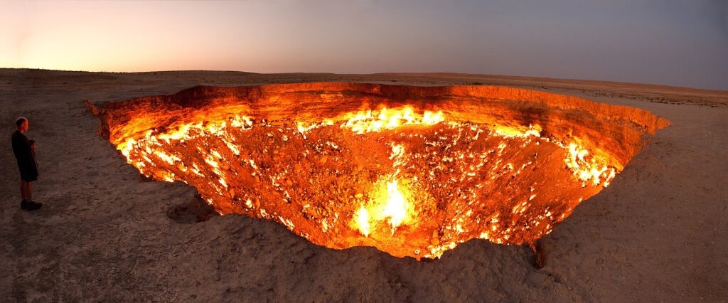Bí ẩn 'Cánh cổng Địa ngục' cháy hơn nửa thế kỷ chưa tắt ở Turkmenistan - Ảnh 1. Bí ẩn 'Cánh cổng Địa ngục' cháy hơn nửa thế kỷ chưa tắt ở Turkmenistan - Ảnh 1.