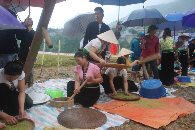 dsc_1171-1-102652_976.jpg Sàng, sảy cốm. Ảnh: Nguyễn Tuấn Anh.