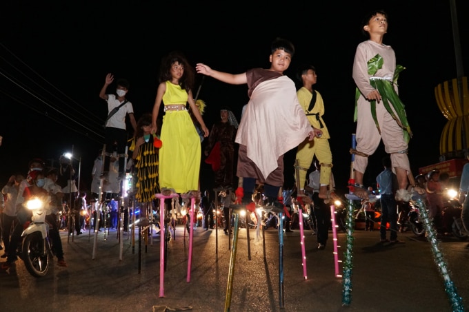 Người dân đi cà kheo trong một lễ hội ở Bà Rịa Vũng Tàu năm 2020. Ảnh: Trường Hà