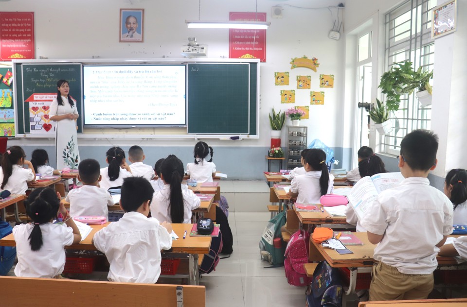 Gi&aacute;o vi&ecirc;n Trường Tiểu học Trưng Trắc (quận Hai B&agrave; Trưng, H&agrave; Nội) trong một tiết giảng b&agrave;i cho học sinh