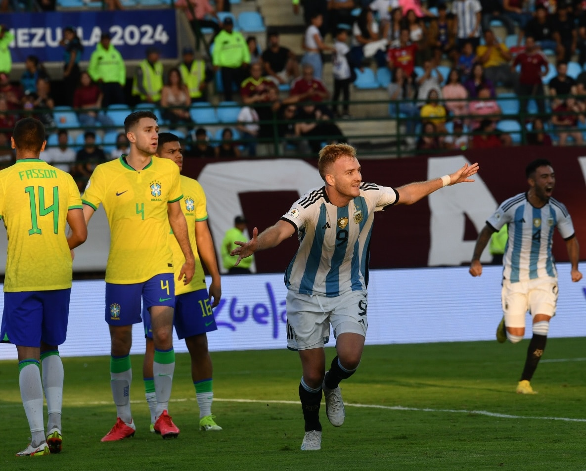 Bóng đá Brazil lại thua Argentina mất vé dự Olympic 2024, HLV Mascherano mời gọi Messi- Ảnh 1.