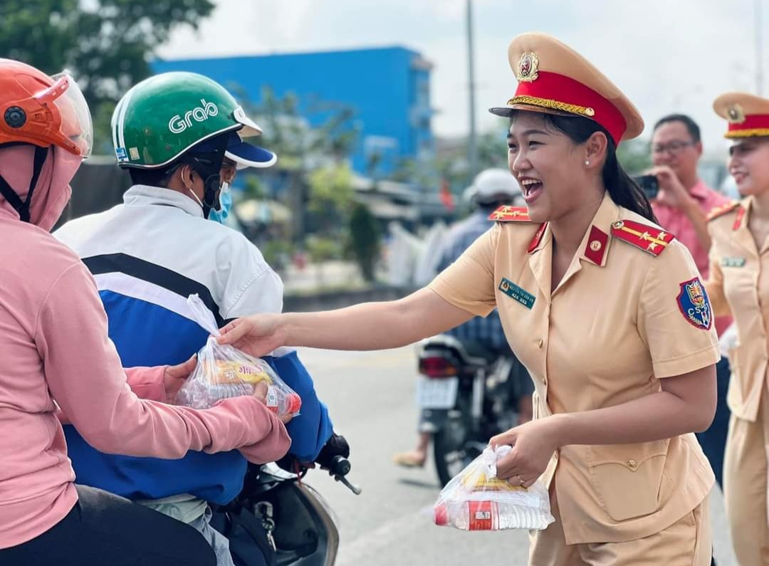 CSGT Bến Tre phát nước suối cho người dân qua cầu Rạch Miễu về quê đón tết- Ảnh 1. CSGT Bến Tre phát nước suối cho người dân qua cầu Rạch Miễu về quê đón tết- Ảnh 1.