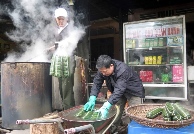 1-180926_279.jpg Bí quyết để bánh chưng Bờ Đậu thơm ngon nức tiếng là do nguyên liệu được chọn lọc kỹ, bánh gói chặt tay và luộc dền. Ảnh: Phạm Hiếu.