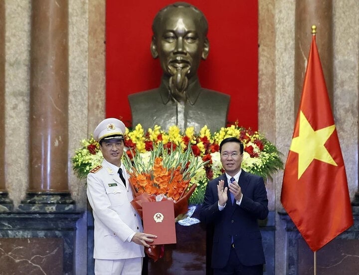 Chủ tịch nước Võ Văn Thưởng trao quyết định thăng cấp bậc hàm Thượng tướng cho Thứ trưởng Bộ Công an Nguyễn Duy Ngọc. (Ảnh: TTXVN)