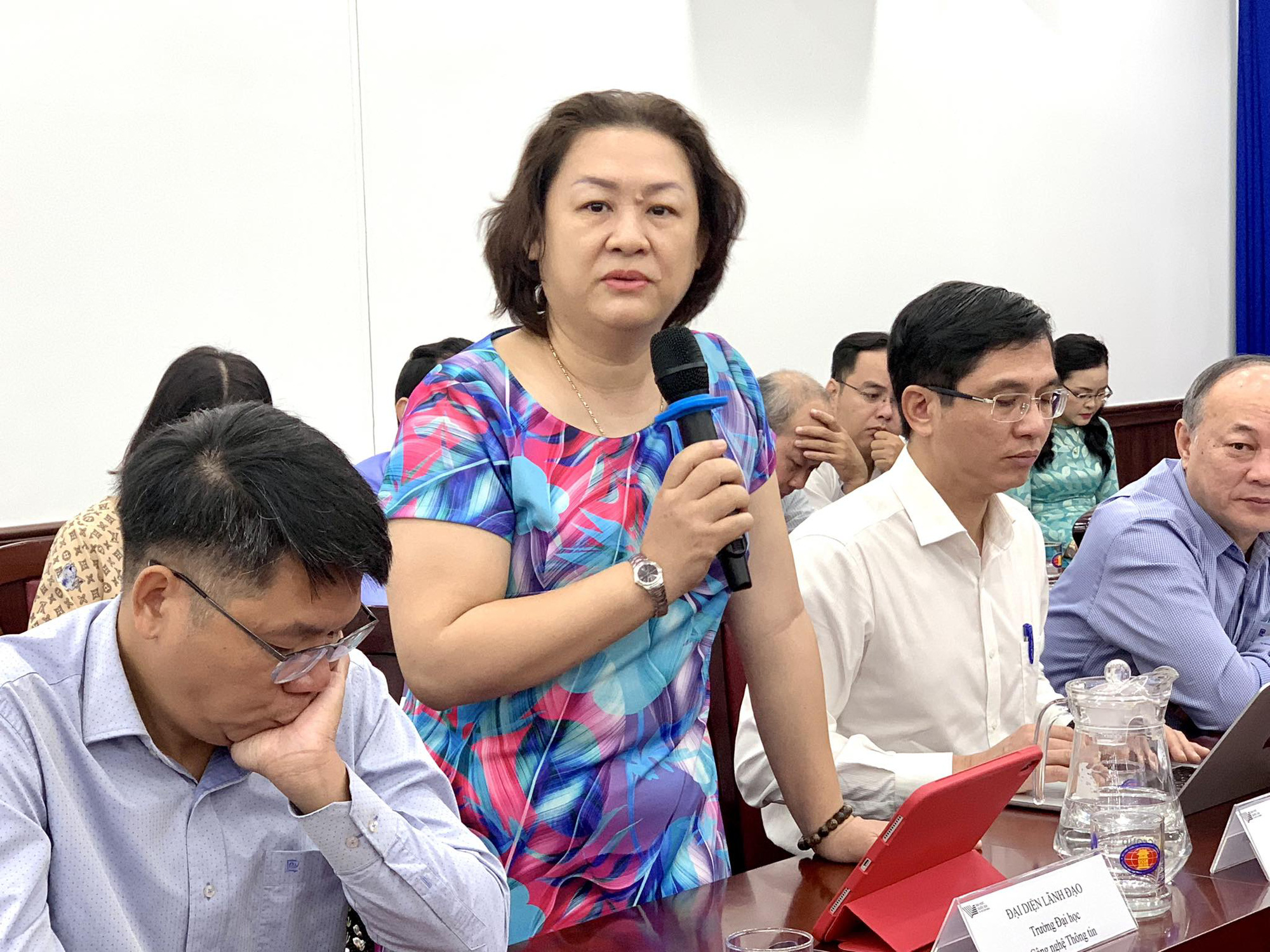 Các trường Đại học Quốc gia TP.HCM chi trả lương khủng thu hút người tài- Ảnh 1. PGS.TS Nguyễn Hoàng Tú Anh - hiệu trưởng Trường đại học Công nghệ thông tin (Đại học Quốc gia TP.HCM) giới thiệu chính sách thu hút nhân tài nhà trường đang áp dụng - Ảnh: TRẦN HUỲNH