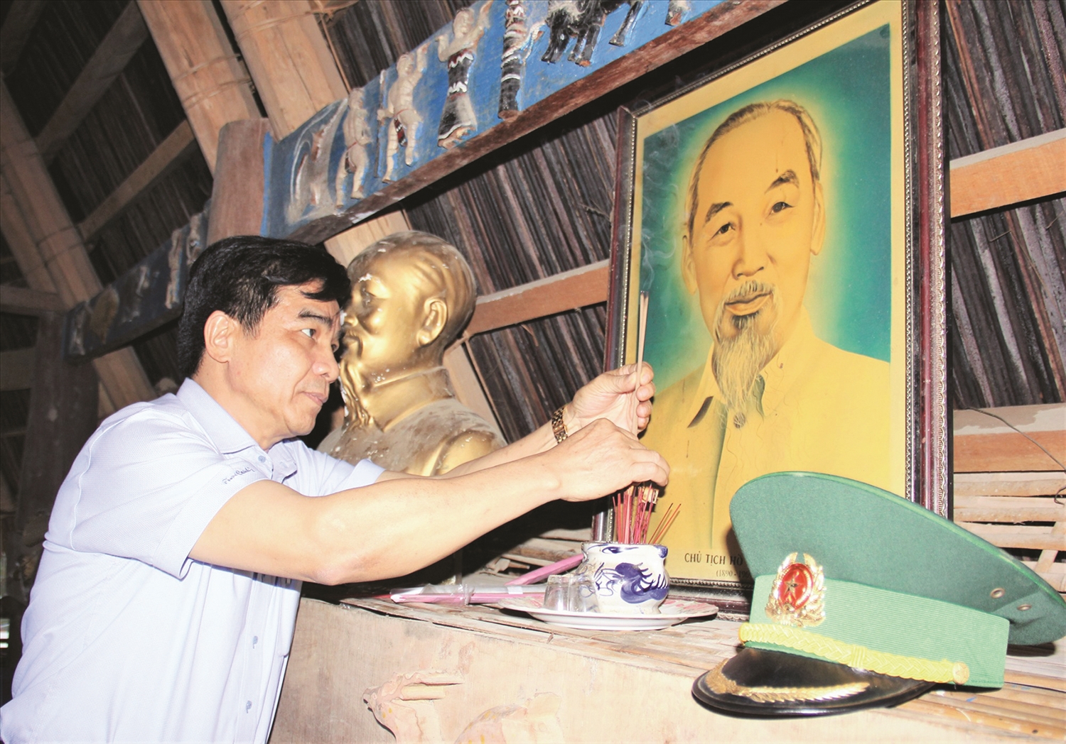 Phó Bí thư Thường trực Tỉnh ủy Quảng Nam Lê Văn Dũng dâng hương bên bàn thờ Bác Hồ tại Gươl xã Lăng, huyện Tây Giang. (Ảnh: ALăng Ngước) Phó Bí thư Thường trực Tỉnh ủy Quảng Nam Lê Văn Dũng dâng hương bên bàn thờ Bác Hồ tại Gươl xã Lăng, huyện Tây Giang. (Ảnh: ALăng Ngước)