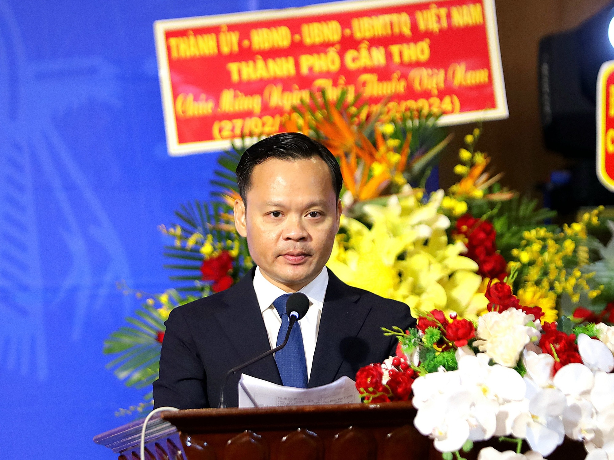 Ông Hoàng Quốc Cường - giám đốc Sở Y tế Cần Thơ - phát biểu phát động thi đua ngành y tế dịp kỷ niệm Ngày Thầy thuốc Việt Nam - Ảnh: T.LŨY