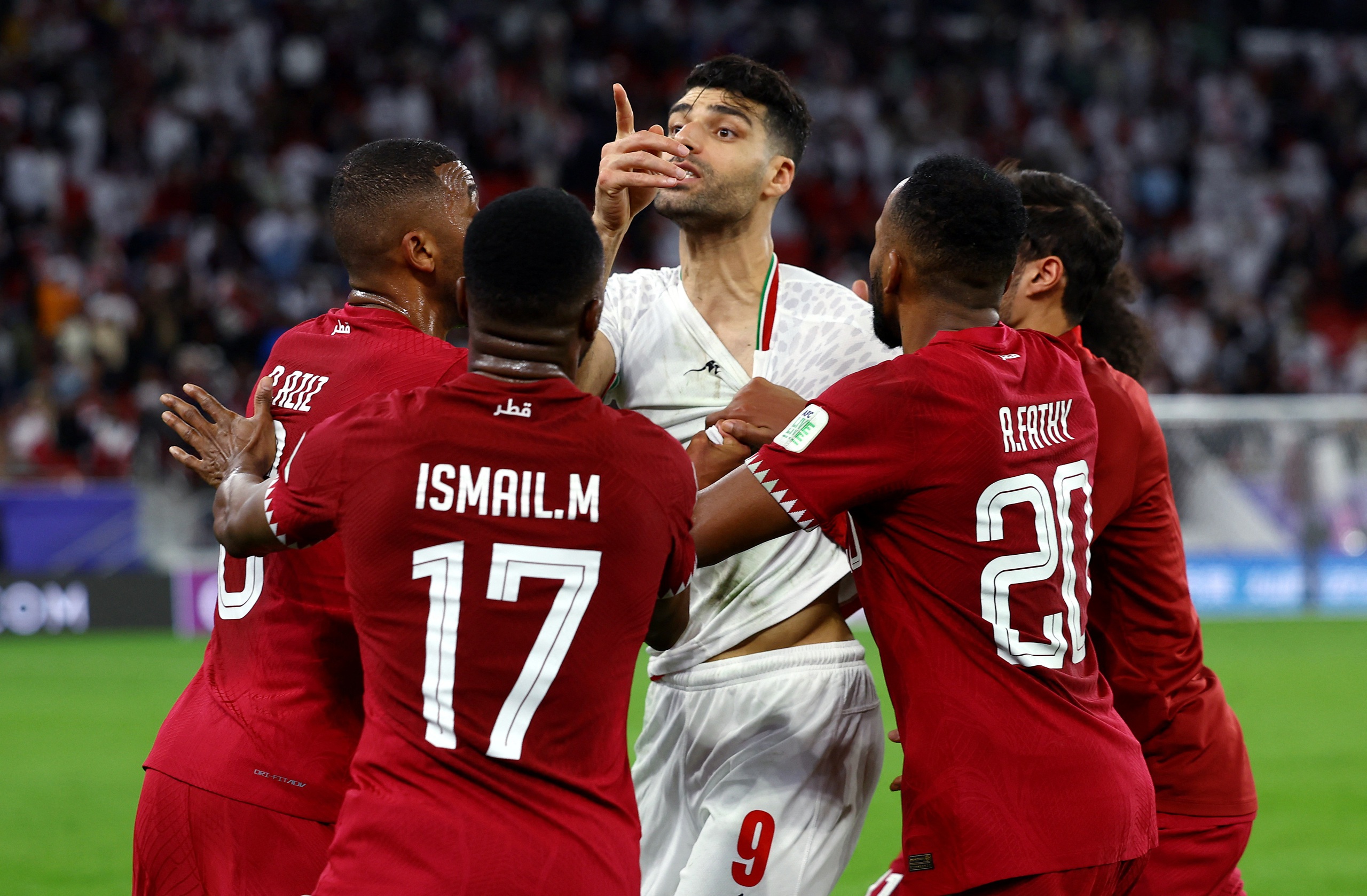 Cầu thủ đội tuyển Iran 'gây chiến' với CĐV Qatar sau trận thua- Ảnh 1.