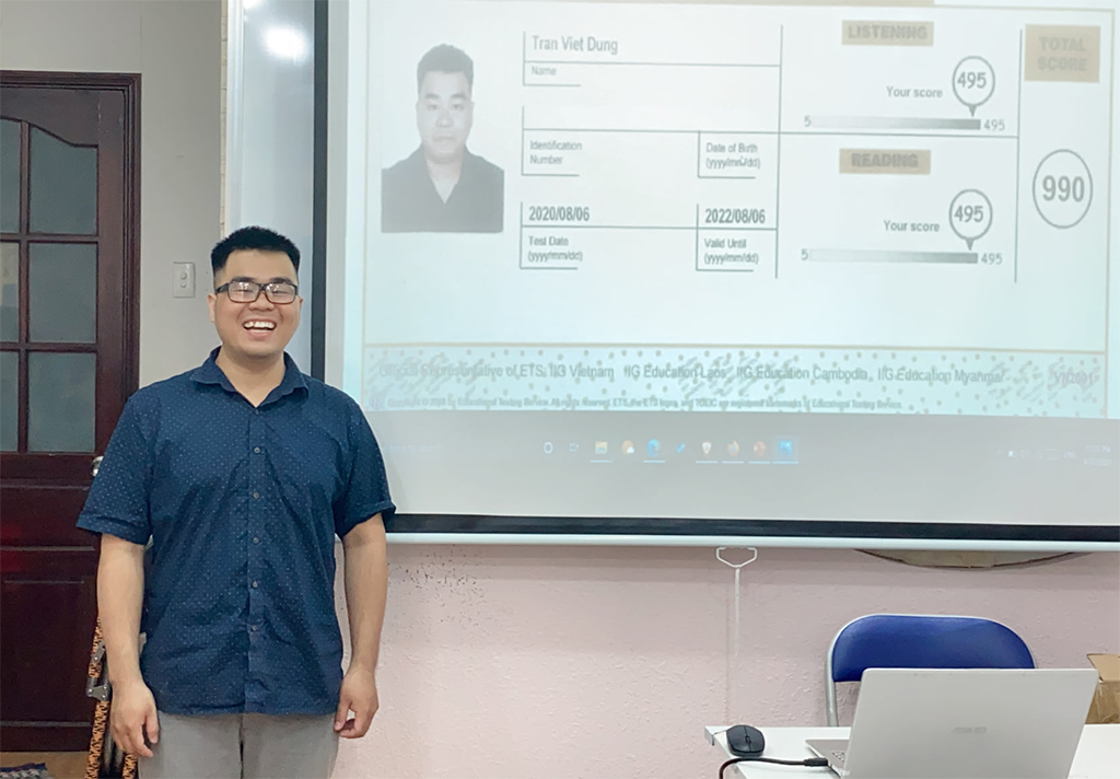 Chàng trai khiếm thính tự chi trả học phí chinh phục 4 bằng đại học - Ảnh 1. Chàng trai khiếm thính tự chi trả học phí chinh phục 4 bằng đại học - Ảnh 1.